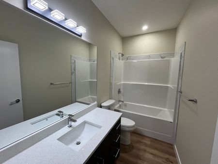 3 Bedroom Upper Unit in Kensington - Photo 2