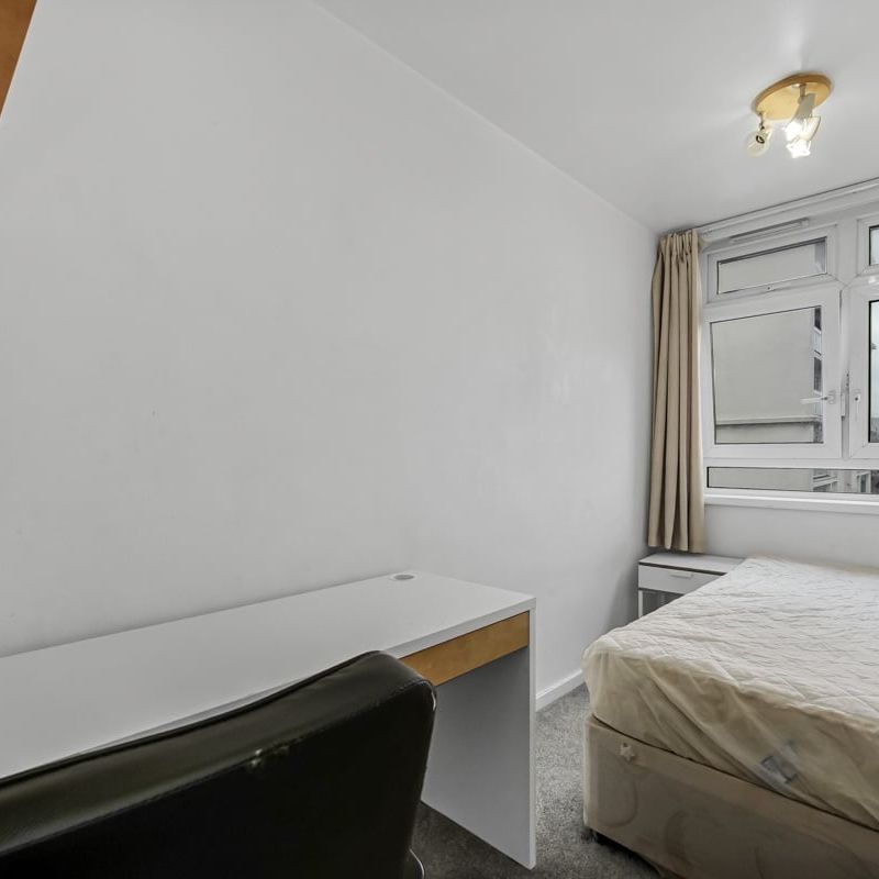 3 Bed Flat, Bromley High Street, E3 - Photo 1