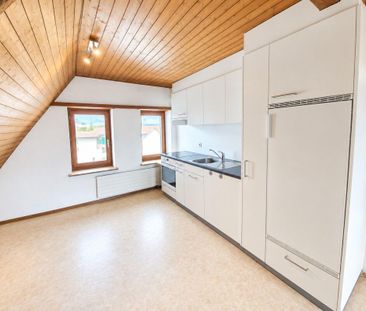 Charmante Dachwohnung in ruhigem 3-Parteien-Haus - Photo 1
