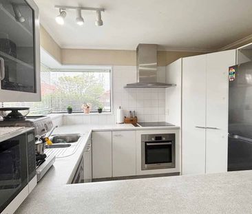 AVONHEAD - 3 BEDROOMS, 2 LIVING, 2 BATHROOMS, HEATPUMP, DOUBLE GARAGE - Photo 2