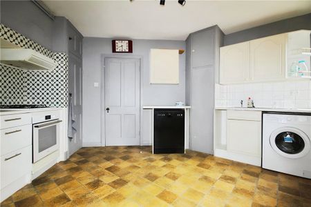 Newark Lane, Ripley, Woking, Surrey, GU23 6BZ - Photo 4