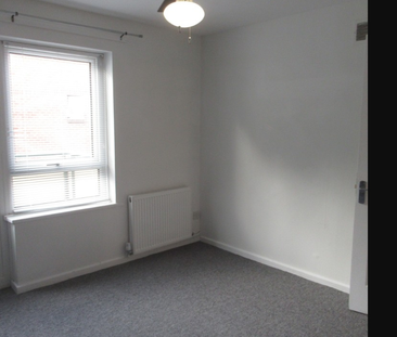 4 bedroom semi-detached house to rent - Photo 2