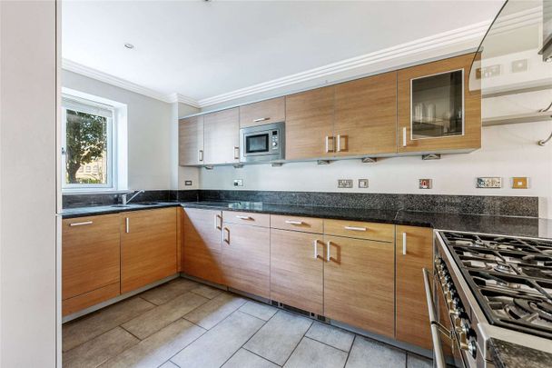 Immaculate five bedroom home, superbly located in Brentford. - Photo 1