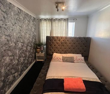 Room in a Shared House, Disraeli Gardens, LS11 - Photo 2