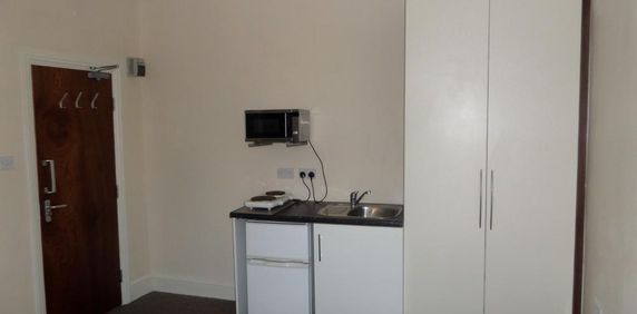 1 bedroom in a house share to rent - Photo 2