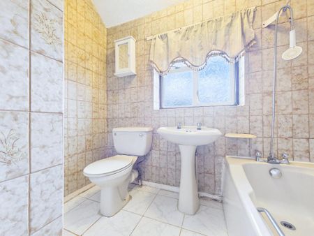 3 bedroom end of terrace house to rent - Photo 3