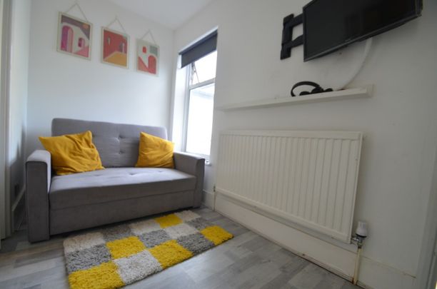 1 bedroom Semi-detached house to rent - Photo 1