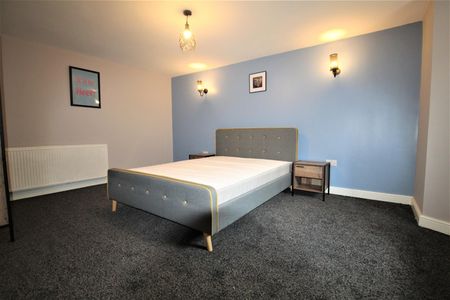 Flat, Edinburgh Road, Armley, LS12 3RW, Leeds - Photo 2