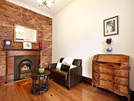 WARM AND WELCOMING SINGLE FRONTED TERRACE! - Photo 3