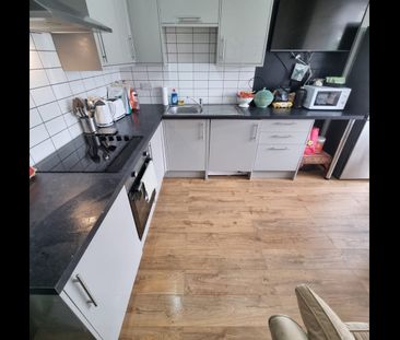 Room in a Shared Flat, Huntly Road, L6 - Photo 4