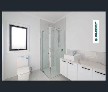Spacious 2-Bedroom, 2-Bathroom Townhouse with Garage - Photo 4