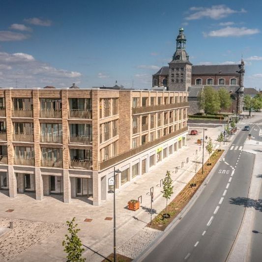 Lichtrijk recent instapklaar appartement met 2 slaapkamers, zonneterras, 2 parkings en ruime kelderberging - Photo 1