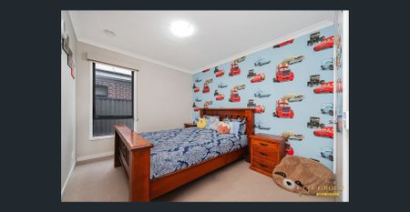 4-Bedroom Family Home in a Prime Craigieburn Location with a Solar System! - Photo 5