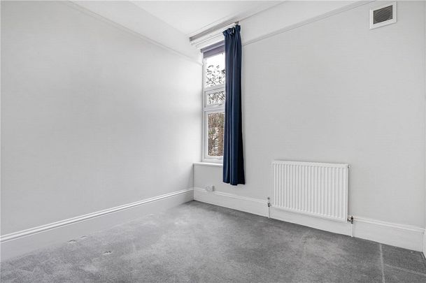 *Includes GAS & ELECTRIC* Spacious and well presented three bedroom top floor apartment in central Summertown and within a short walk to shops and facilities. Close to bus stops with regular bus running into the city centre. - Photo 1