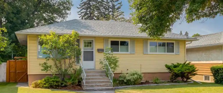 ALL UTILITIES INCLUDED! PET FRIENDLY, 3-BEDROOM MAIN FLOOR SUITE | 3031 28 Street Southwest, Calgary - Photo 1