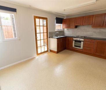 3 bedroom end of terrace house to rent - Photo 2