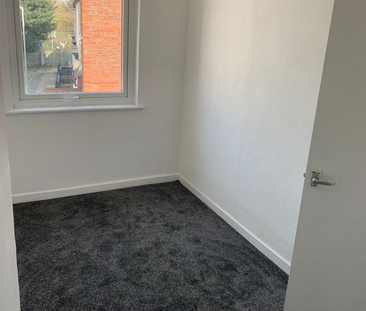 2 bedroom end of terrace house to rent - Photo 3