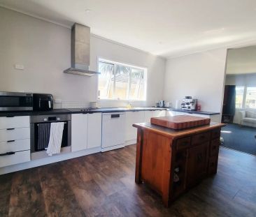 3 Bedroom, Modern Home - Prime Location, Walk to CBD! - Photo 6