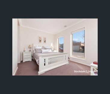 SPACIOUS, PRIVATE & ULTRA CONVENIENT LIFESTYLE! - Photo 1