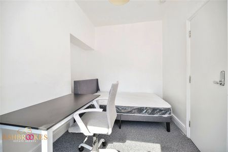 3 Bedroom Terraced - Photo 3