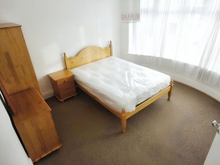 4 bedroom semi-detached house to rent - Photo 5