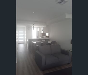 Fully Furnished 3-Bedroom Home with 3 Bathrooms & Carport in Coombabah - Photo 1