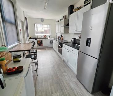 1 bedroom in a house share to rent - Photo 2