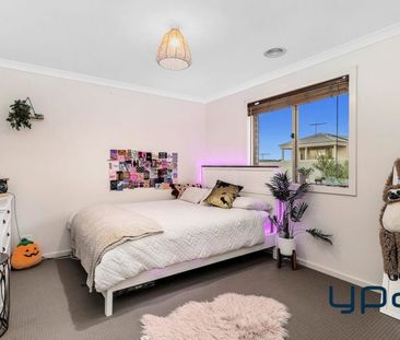 Luxury Family Entertainer with Pool & Multiple Living Zones !! - Photo 3