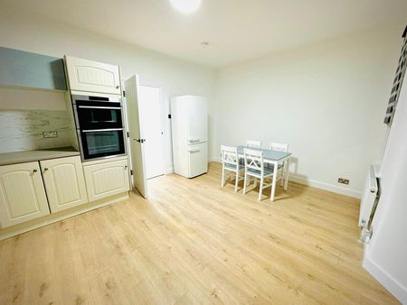 Two bedroom First Floor Flat on main green street- £1950 - Photo 4