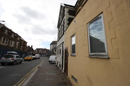 1 Bed Flat To Let On Crwys Road, Cardiff - Photo 2