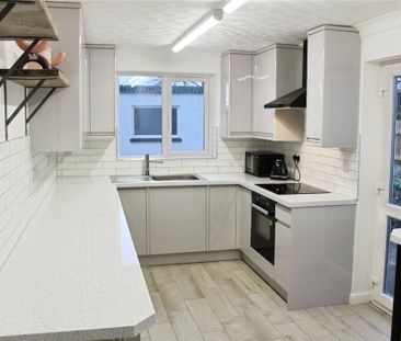 4 bedroom terraced house to rent - Photo 6