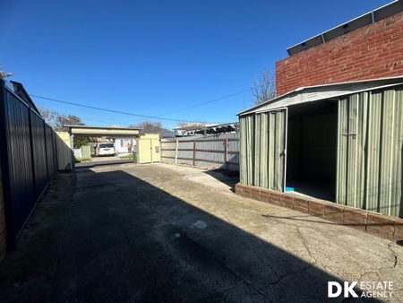 REAR Renovated Ultra-Modern 2 Bedrooms Home in Braybrook Location. - Photo 2