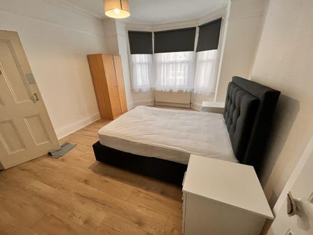 1 bedroom in a house share to rent - Photo 3