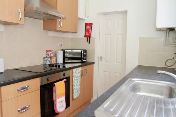 West Avenue (3 or 4 bed) - Photo 1