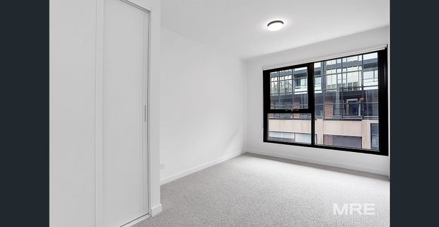 Immaculate apartment close to everything - Photo 1