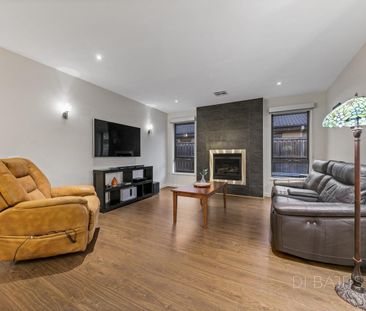 $550 per week - Luxe Living with a Prized Golf Course Backdrop - Photo 2