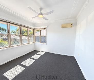 Spacious Five-Bedroom Family Home with Freshly Updated Interiors! - Photo 2