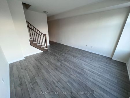 Townhouse For Lease | N8083818 - Photo 4