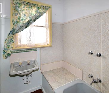 COMFORTABLE THREE BEDROOM - Photo 4