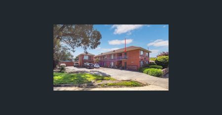 FANTASTIC LOCATION, FRESHLY RENOVATED! - Photo 4