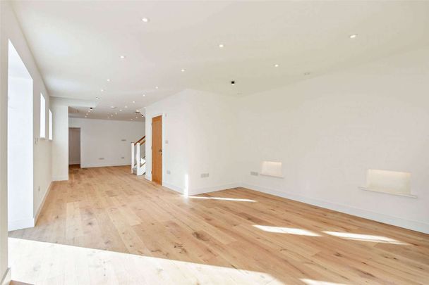 Three bedroom stable in a popular village location - Photo 1