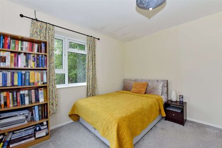 A spacious three bedroom duplex with private garden, garage and allocated parking space - Photo 3