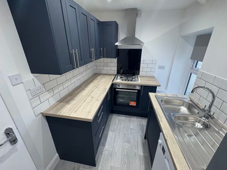 First Floor Flat, Woodfield Street, Morriston, SA6 8BW - Photo 3