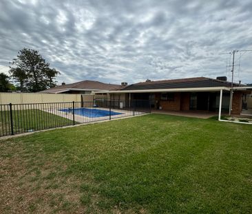 3 Bedroom House with Pool - Photo 3