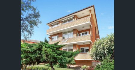 Beautifully Presented Apartment that Ticks all the Boxes - Photo 5