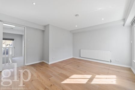 2 Bedroom Flat, Berwick Street, London, Greater London, Soho, W1F - Photo 5