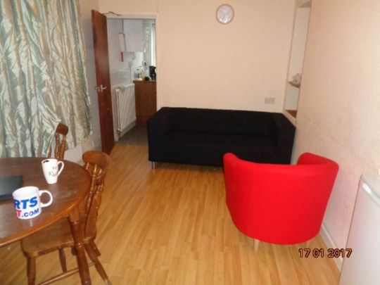 5 Bed - Lewis Street, Treforest - £1,100 per month - Photo 1