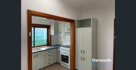 WELL-PRESENTED 3 BEDROOM HOUSE + 1 BEDROOM STUDIO - Photo 3