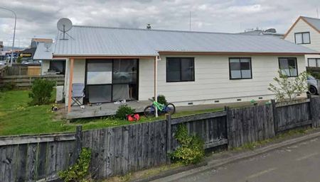 Spacious 4 bedroom home - Photo 4