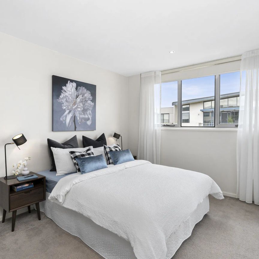 Spacious One Bedroom Plus Study Unit - Photo 1